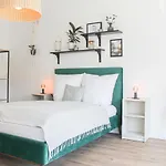 Apartamento Tropical - Fuer Freunde & Familien, Stadtnah, Parkplatz, E-ladestation, Gitterbox Fuer Fahrraeder, Fitnessstudio, Digitale Gaestemappe Mit Restaurant- Und Unternehmenstipps Coblença