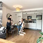 Apartamento Tropical - Fuer Freunde & Familien, Stadtnah, Parkplatz, E-ladestation, Gitterbox Fuer Fahrraeder, Fitnessstudio, Digitale Gaestemappe Mit Restaurant- Und Unternehmenstipps Coblença