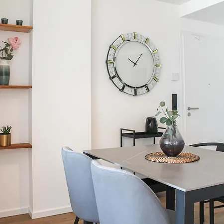 Apartamento Tropical - Fuer Freunde & Familien, Stadtnah, Parkplatz, E-ladestation, Gitterbox Fuer Fahrraeder, Fitnessstudio, Digitale Gaestemappe Mit Restaurant- Und Unternehmenstipps Coblença