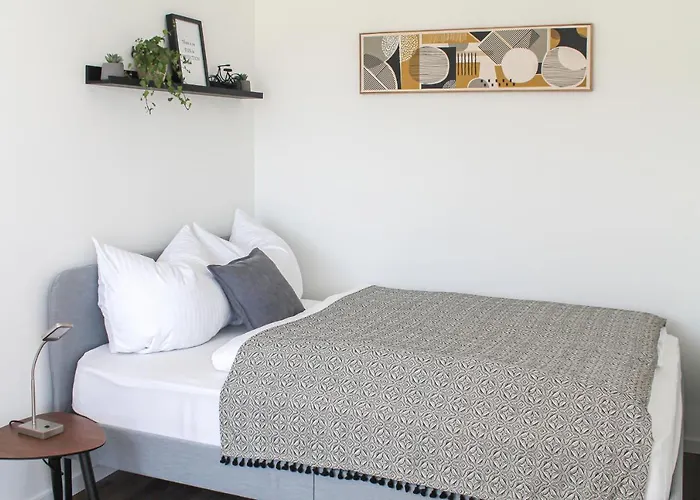 Apartamento Tropical - Fuer Freunde & Familien, Stadtnah, Parkplatz, E-ladestation, Gitterbox Fuer Fahrraeder, Fitnessstudio, Digitale Gaestemappe Mit Restaurant- Und Unternehmenstipps Coblença